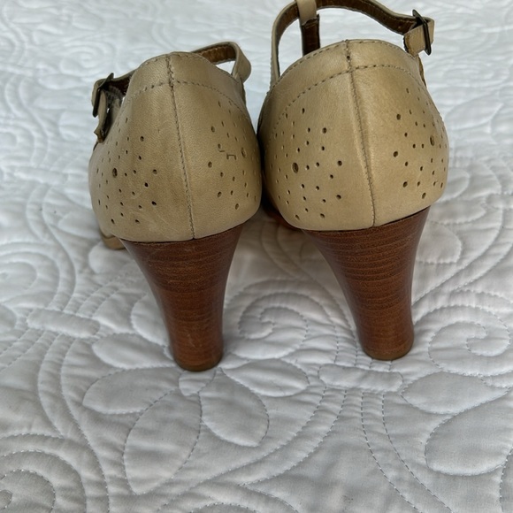 TriBeCa by Kenneth Cole. Cream Mary Jane heels. Size 9 - Picture 2 of 7